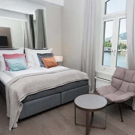 Clarion Admiral 4*